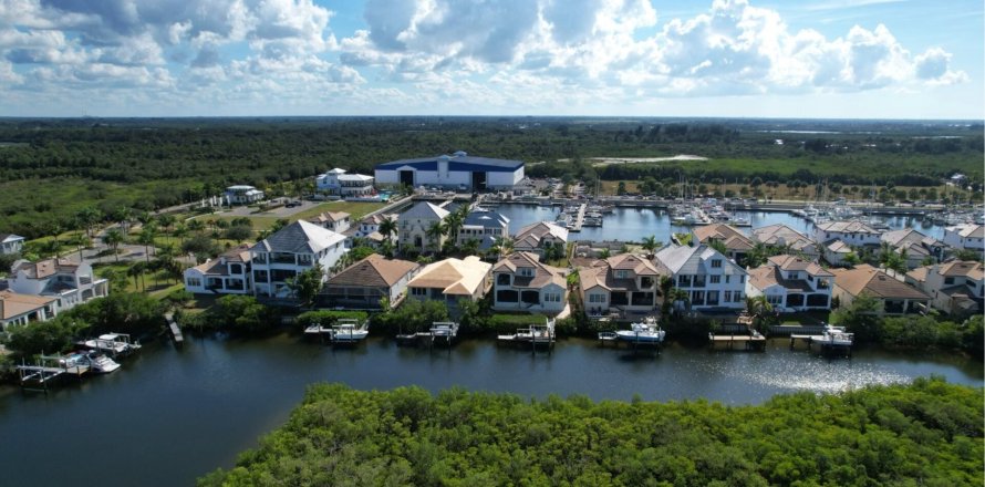 SOUTHSHORE YACHT CLUB sobre plano en Ruskin, Florida № 211973