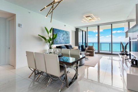 Apartment in RITZ-CARLTON RESIDENCES in Sunny Isles Beach, Florida 2 bedrooms, 146 sq.m. № 30221 - photo 1