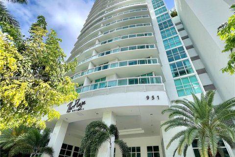 Condo in Miami, Florida, 1 bedroom  № 1375782 - photo 2