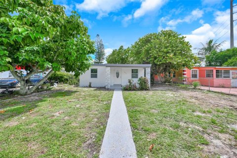 Villa ou maison à vendre à Opa-locka, Floride: 2 chambres, 55.18 m2 № 1387866 - photo 1