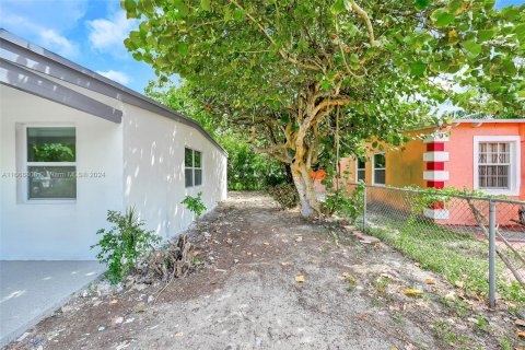 House in Opa-locka, Florida 2 bedrooms, 55.18 sq.m. № 1387866 - photo 8