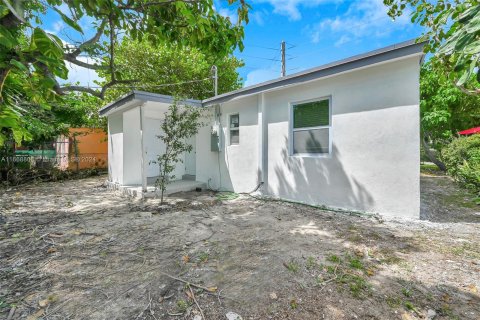 House in Opa-locka, Florida 2 bedrooms, 55.18 sq.m. № 1387866 - photo 3