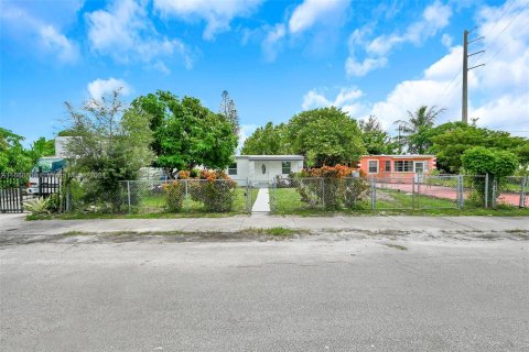 House in Opa-locka, Florida 2 bedrooms, 55.18 sq.m. № 1387866 - photo 11