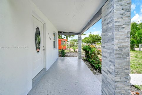 Casa en venta en Opa-locka, Florida, 2 dormitorios, 55.18 m2 № 1387866 - foto 9