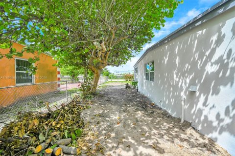 House in Opa-locka, Florida 2 bedrooms, 55.18 sq.m. № 1387866 - photo 6