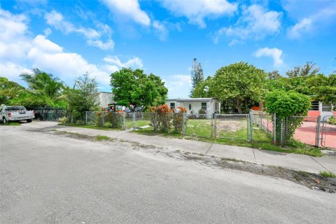 Villa ou maison à vendre à Opa-locka, Floride: 2 chambres, 55.18 m2 № 1387866 - photo 2