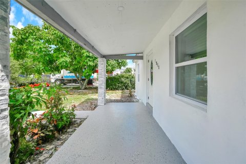 House in Opa-locka, Florida 2 bedrooms, 55.18 sq.m. № 1387866 - photo 7