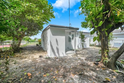 Villa ou maison à vendre à Opa-locka, Floride: 2 chambres, 55.18 m2 № 1387866 - photo 4