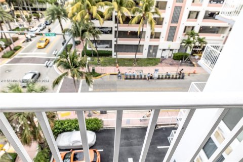 Condo in Miami Beach, Florida, 1 bedroom  № 1375534 - photo 13