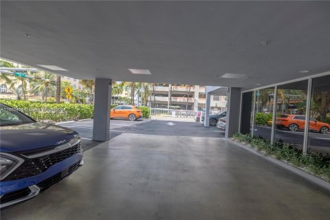 Condo in Miami Beach, Florida, 1 bedroom  № 1375534 - photo 23