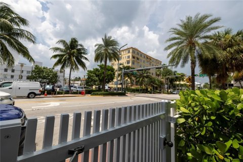 Condo in Miami Beach, Florida, 1 bedroom  № 1375534 - photo 27