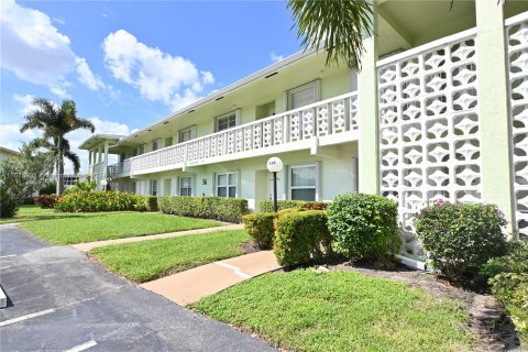 Condo in Delray Beach, Florida, 2 bedrooms  № 1407803 - photo 1