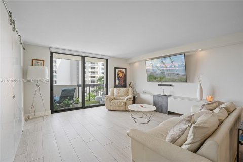 Condo in Coral Gables, Florida, 2 bedrooms  № 1306040 - photo 13