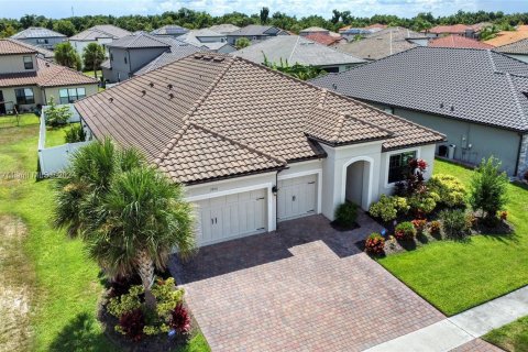 Villa ou maison à vendre à Kissimmee, Floride: 4 chambres, 253.34 m2 № 1306045 - photo 3