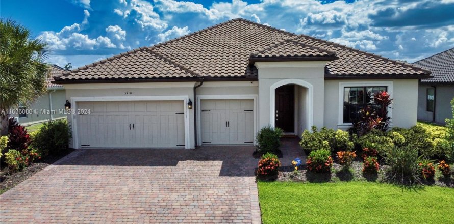 Villa ou maison à Kissimmee, Floride 4 chambres, 253.34 m2 № 1306045