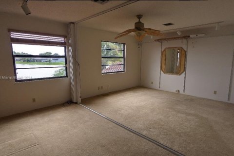 House in Hialeah, Florida 3 bedrooms, 187.94 sq.m. № 1345223 - photo 10