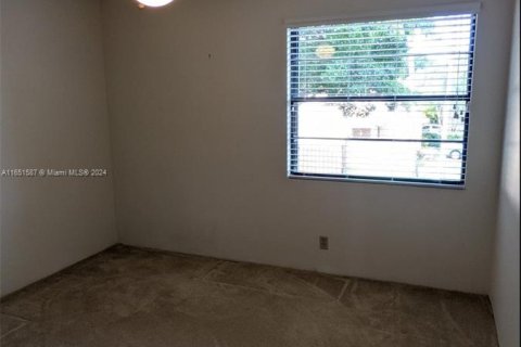 Casa en venta en Hialeah, Florida, 3 dormitorios, 187.94 m2 № 1345223 - foto 13