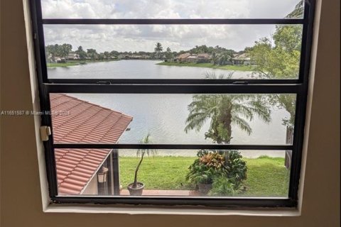 Casa en venta en Hialeah, Florida, 3 dormitorios, 187.94 m2 № 1345223 - foto 11