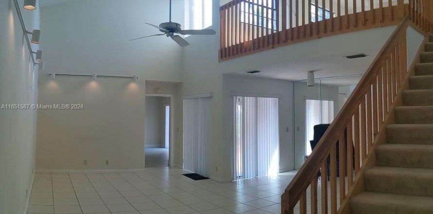 House in Hialeah, Florida 3 bedrooms, 187.94 sq.m. № 1345223