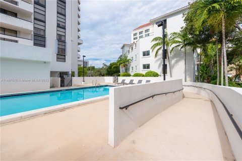 Condominio en venta en Coral Gables, Florida, 2 dormitorios, 89.19 m2 № 878352 - foto 20
