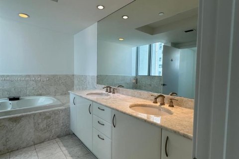 Condo in Miami, Florida, 2 bedrooms  № 1348864 - photo 12