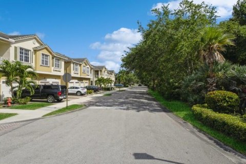 Townhouse in Stuart, Florida 2 bedrooms, 118.91 sq.m. № 1152205 - photo 1