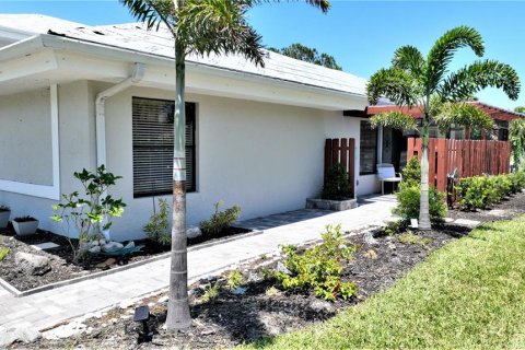 Copropriété à vendre à Punta Gorda, Floride: 2 chambres, 130.06 m2 № 485148 - photo 2