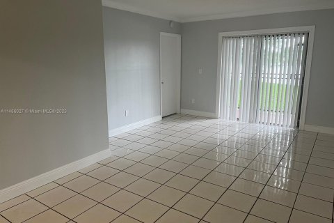 Condominio en venta en Hialeah, Florida, 2 dormitorios, 71.53 m2 № 845735 - foto 4