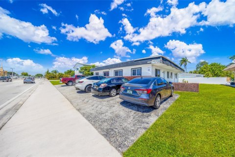 Propiedad comercial en venta en Pembroke Pines, Florida, 244.43 m2 № 1150759 - foto 7