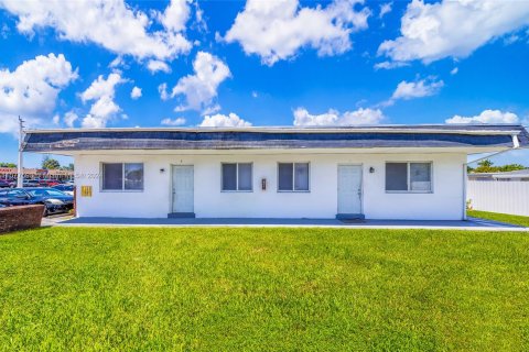 Immobilier commercial à vendre à Pembroke Pines, Floride: 244.43 m2 № 1150759 - photo 3