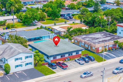 Propiedad comercial en venta en Pembroke Pines, Florida, 244.43 m2 № 1150759 - foto 1