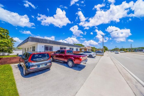 Propiedad comercial en venta en Pembroke Pines, Florida, 244.43 m2 № 1150759 - foto 8