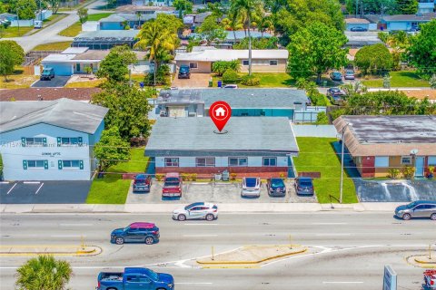 Propiedad comercial en venta en Pembroke Pines, Florida, 244.43 m2 № 1150759 - foto 2