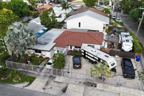 Propiedad comercial en venta en Miami, Florida, 198.07 m2 № 1351736 - foto 2