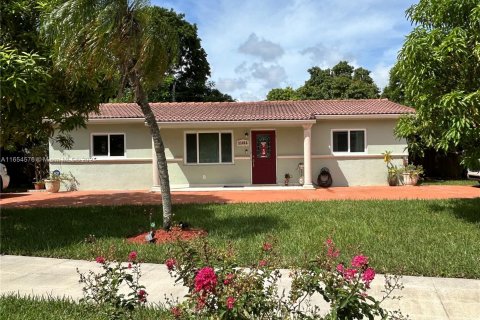 House in Miami, Florida 3 bedrooms, 181.35 sq.m. № 1351785 - photo 1