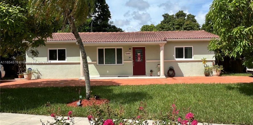 House in Miami, Florida 3 bedrooms, 181.35 sq.m. № 1351785