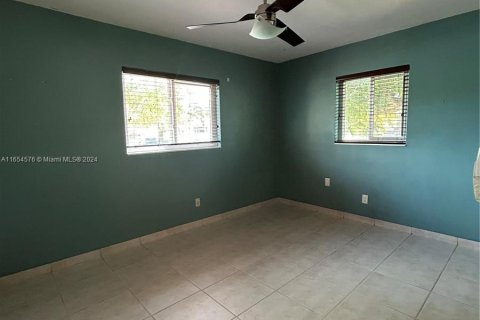 House in Miami, Florida 3 bedrooms, 181.35 sq.m. № 1351785 - photo 8