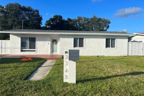 Villa ou maison à louer à Miami Gardens, Floride: 3 chambres, 116.69 m2 № 1351786 - photo 1