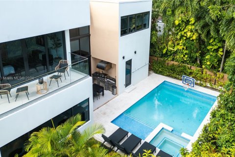 Casa en venta en Miami, Florida, 4 dormitorios, 288.37 m2 № 1321659 - foto 4