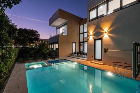 Casa en venta en Miami, Florida, 4 dormitorios, 288.37 m2 № 1321659 - foto 1