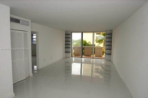 Condo in Miami Beach, Florida, 1 bedroom  № 1321656 - photo 1