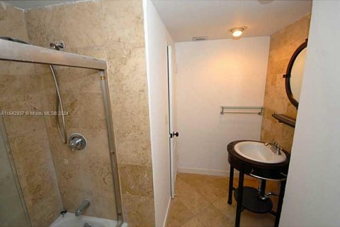 Condo in Miami Beach, Florida, 1 bedroom  № 1321656 - photo 10