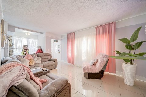 House in Miami, Florida 3 bedrooms, 138.7 sq.m. № 1118475 - photo 2