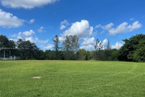 Terreno en venta en Weston, Florida № 1118430 - foto 1