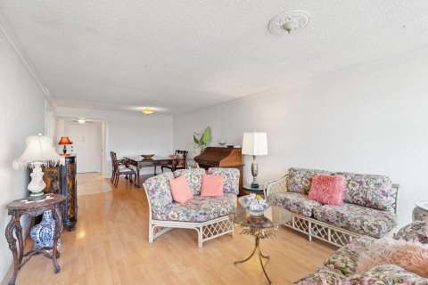 Copropriété à vendre à Hallandale Beach, Floride: 2 chambres, 104.98 m2 № 1168783 - photo 11
