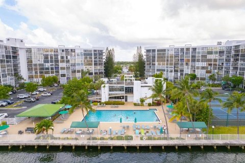 Condominio en venta en Hallandale Beach, Florida, 2 dormitorios, 104.98 m2 № 1168783 - foto 18