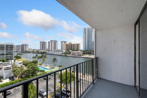 Condominio en venta en Hallandale Beach, Florida, 2 dormitorios, 104.98 m2 № 1168783 - foto 10