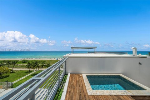 Touwnhouse à vendre à Surfside, Floride: 4 chambres, 329.62 m2 № 630634 - photo 9