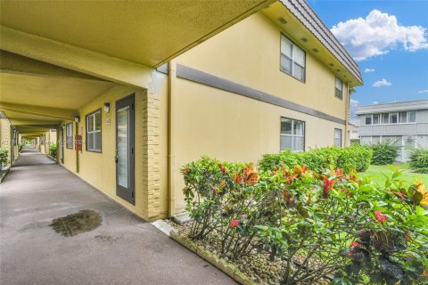 Condo in Delray Beach, Florida, 1 bedroom  № 1329830 - photo 2