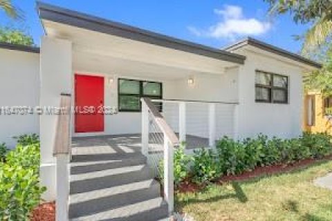 House in North Miami, Florida 3 bedrooms, 105.91 sq.m. № 1329831 - photo 1